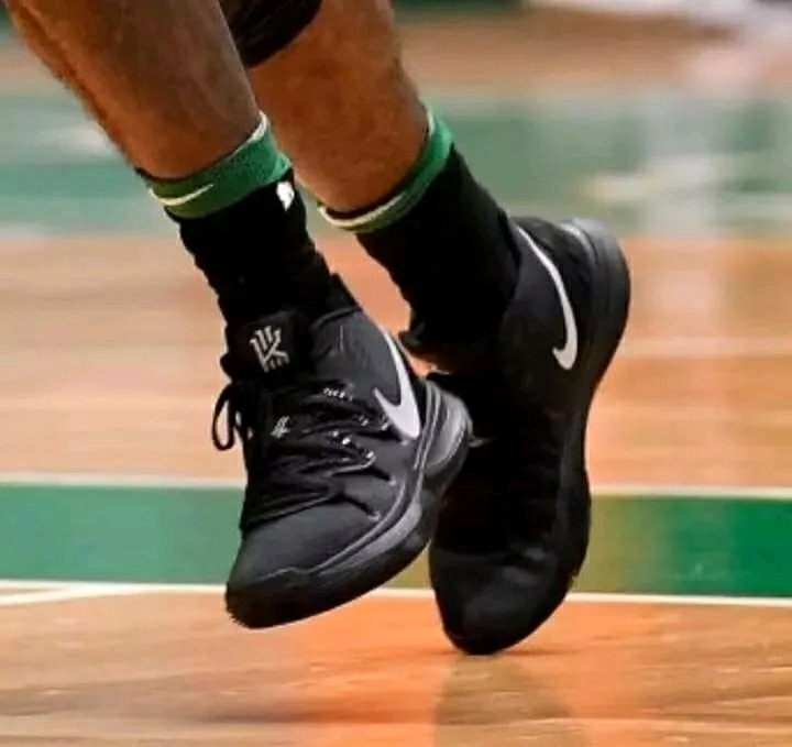 威少表现抢眼，助力球队逆转胜（威少高光发挥，率队逆转获胜）